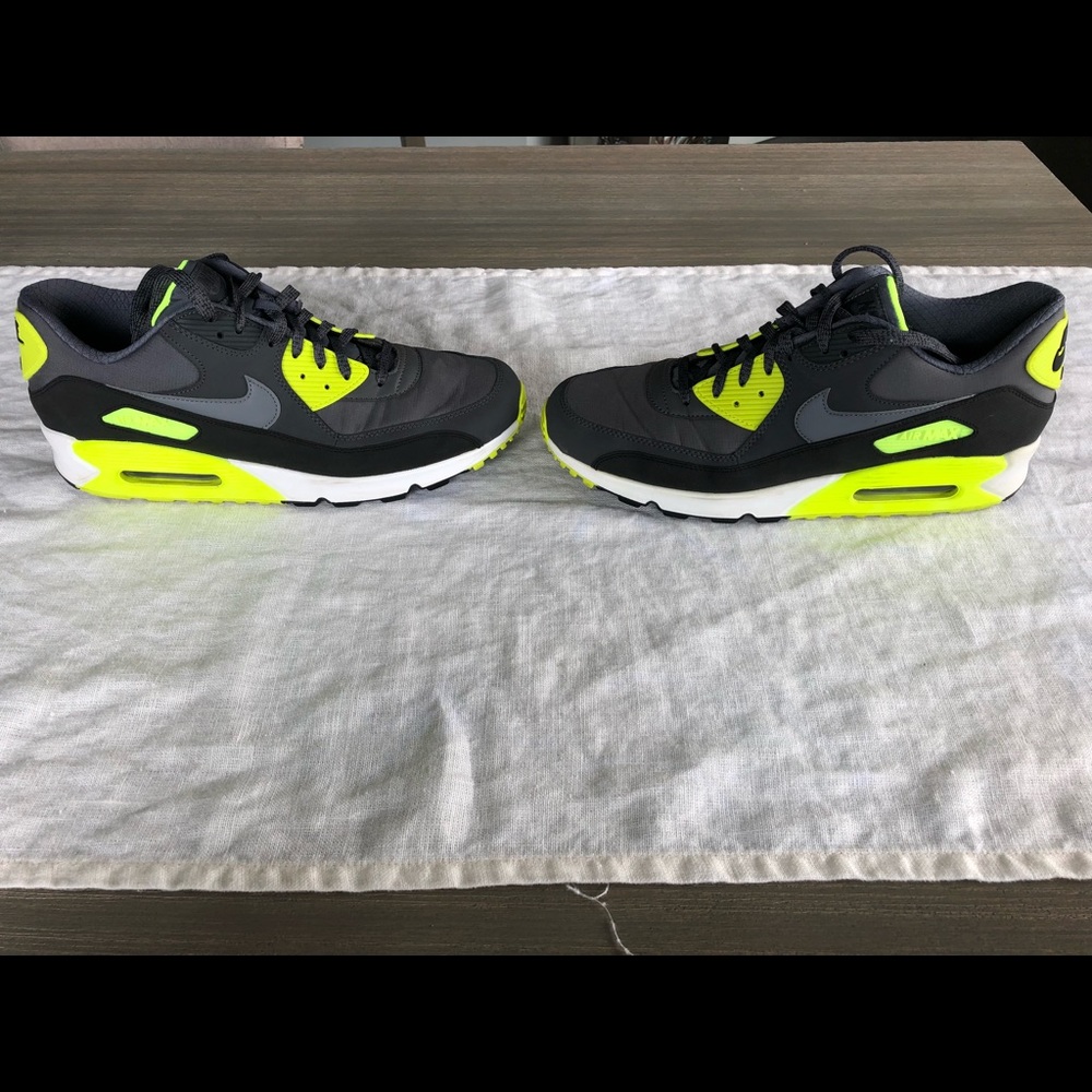 Nike AirMax 90- EUC Size 12